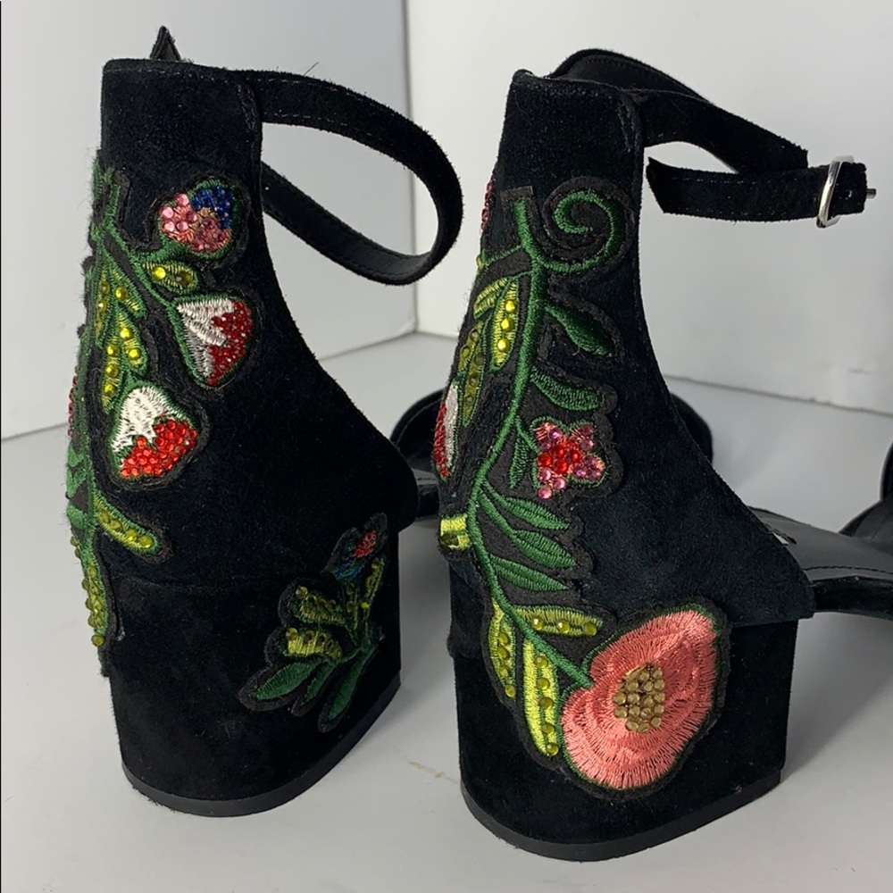 EUC Steve Madden Black Leather Embellished Sandal